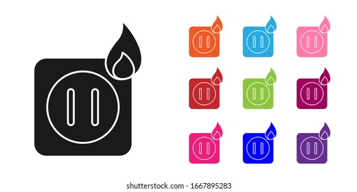 Cableado eléctrico negro del enchufe en el icono de fuego aislado en fondo blanco. Concepto de seguridad eléctrica. Tapón en llamas. Establecer iconos coloridos. Ilustración vectorial