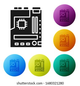 Componentes electrónicos negros de la computadora motherboard chip digital integrado icono de ciencia aislado en fondo blanco. Tarjeta de circuitos. Establecer iconos en los botones de círculo de color. Ilustración vectorial