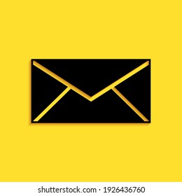 Icono sobre negro aislado en fondo amarillo. Símbolo de la carta de correo electrónico. Estilo de sombra larga. Vector
