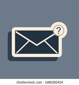 Sobre negro con icono de signo de interrogación aislado en fondo gris. Carta con signo de interrogación. Envíe su solicitud por correo electrónico. Estilo de sombra largo. Ilustración vectorial