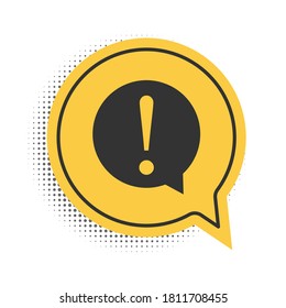 Marca de exclamación negra en icono circular aislado en fondo blanco. Símbolo de advertencia de peligro. Signo de FAQ. Copiar archivos, chats speech bubble. Símbolo amarillo de burbuja de habla. Vector.