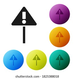 Marca de exclamación negra en el icono del triángulo aislado en el fondo blanco. Signo de advertencia de peligro, cuidado, atención, señal de advertencia de peligro. Establezca los iconos en los botones de círculo de color. Ilustración vectorial