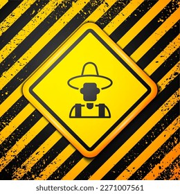 Granjero negro en el icono del sombrero aislado en el fondo amarillo. Signo de advertencia. Vector