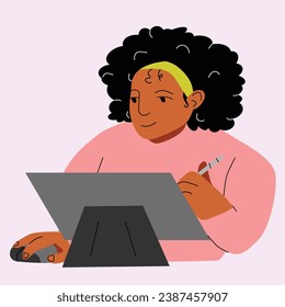 Artista negra. Mujer con camisa rosa sentada con dispositivo de dibujo, sosteniendo el estilete y el ratón. Artista digital, diseñador, animador. Persona creativa