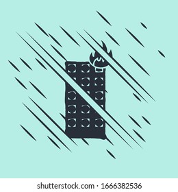 Fuego negro al quemar un edificio en un icono de la calle de la ciudad aislado en fondo verde. El estilo de Glitch. Ilustración vectorial