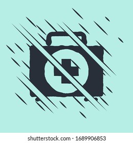 Icono del kit negro de primeros auxilios aislado en fondo verde. Caja médica con cruz. Equipo médico de emergencia. Concepto de salud. El estilo de Glitch. Ilustración vectorial