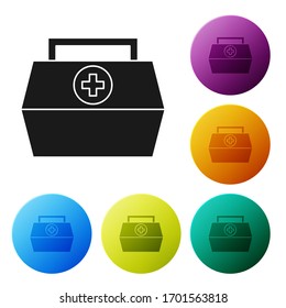 Black First aid Kit Symbol einzeln auf weißem Hintergrund. Medizinische Box mit Kreuz. Medizinische Ausrüstung für Notfälle. Konzept der Gesundheitsversorgung. Symbole in den Farbkreisknöpfen einstellen. Vektorillustration-Illustration