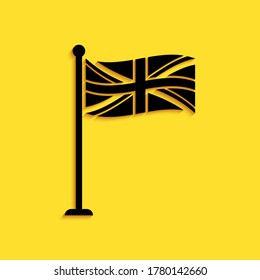 Bandera negra de Gran Bretaña sobre icono de asta aislado en fondo amarillo. Señal de la bandera del Reino Unido. Cartel oficial de la bandera del Reino Unido. Símbolo británico. Estilo de sombra larga. Vector