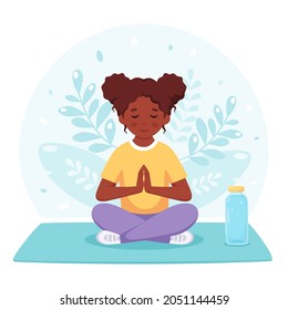 Niña negra meditando en la pose del loto. Gimnasia, meditación para niños. Ilustración del vector