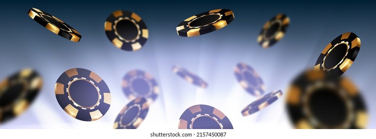 Los chips de casino de oro negro caen en diferentes posiciones sobre fondo de luz. Aves de póquer dorado base de banners web horizontales o encabezado de sitio