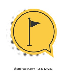 Icono de la bandera del Golf Negro aislado en fondo blanco. Equipo de golf o accesorio. Símbolo amarillo de burbuja de habla. Vector.