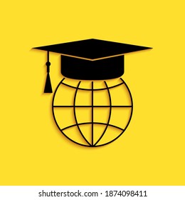 Tapa de graduación negra en un icono del globo aislado en un fondo amarillo. Símbolo mundial de la educación. Aprendizaje en línea o concepto de e-learning. Estilo de sombra larga. Vector.