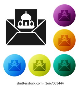 Tarjeta de saludo negro con icono de Pascua feliz aislado en fondo blanco. Plantilla de cartel de celebración para invitación o tarjeta de felicitación. Establecer iconos en los botones de círculo de color. Ilustración vectorial