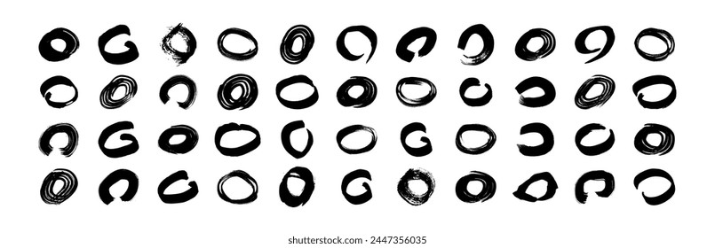 Pinceladas negras de grunge en forma de círculo. Conjunto de círculos de tinta pintada. Mancha de tinta aislada sobre fondo blanco. Ilustración vectorial