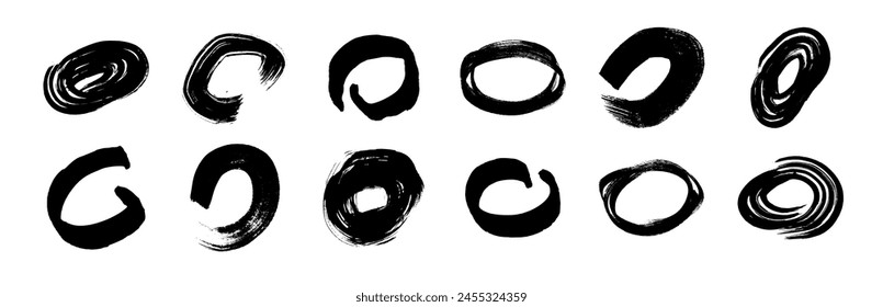 Pinceladas negras de grunge en forma de círculo. Conjunto de círculos de tinta pintada. Mancha de tinta aislada sobre fondo blanco. Ilustración vectorial