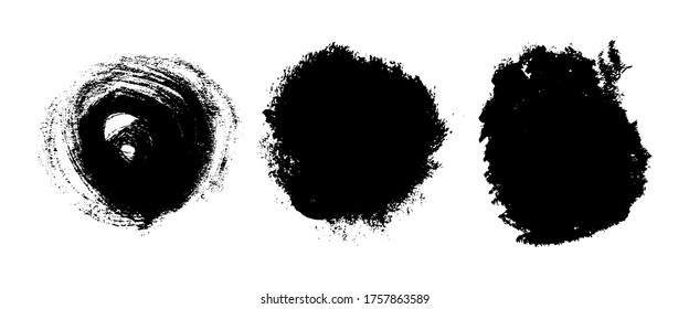 Ataques de pincel de grunge negro. Conjunto de tres manchas de tinta de pincel pintadas. Punto de tinta aislado sobre fondo blanco. Ilustración del vector