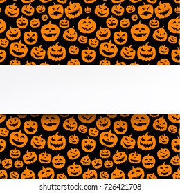 Fundo de halloween preto com padrão de faces de abóbora laranja. Ilustração vetorial.