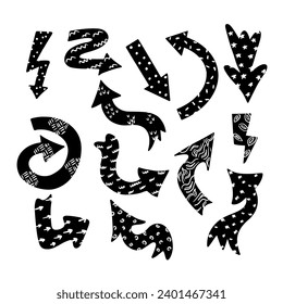 Las flechas dibujadas a mano negra se establecen con diferentes texturas. Pancartas negras aisladas con garabatos blancos, flechas, círculos, líneas cruzadas sobre fondo blanco. Colección de señales de puntero dibujadas a mano vectorial.