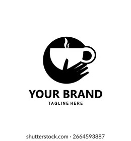 Mano negra que abraza el logotipo de la taza