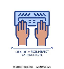 Manos negras con teclado Braille píxel color RGB perfecto icono. Equipo para usuarios con problemas de visión. Apoyo ciego. Ilustración vectorial aislada. Dibujo de línea simple relleno. Trazo editable