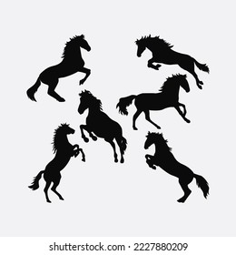 Ilustración vectorial del conjunto de siluetas de caballos negros