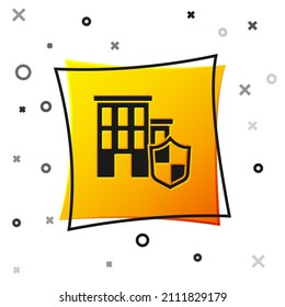 Casa Negra con icono de escudo aislado en fondo blanco. Concepto de seguro. Seguridad, seguridad, protección, concepto de protección. Botón cuadrado amarillo. Vector