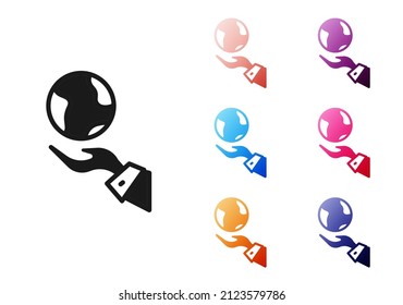 Manos humanas negras sujetando un icono de la Tierra aislado en el fondo blanco. Salvar el concepto de tierra. Indique los iconos en colores. Vector