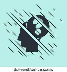 Cabeza humana negra con icono de signo de interrogación aislado en fondo verde. El estilo de Glitch. Ilustración vectorial