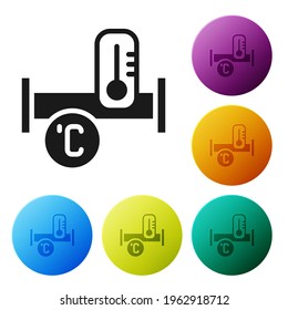 Tubo metálico de la industria negra e icono de temperatura aislados en fondo blanco. Piezas de tubería de tubería de tubería de diferentes formas. Establezca los iconos en los botones de círculo de color. Vector