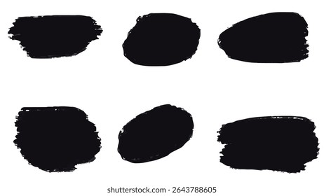 Coup De Brosse À Encre Noire. Isolé sur fond blanc. Un coup de pinceau noir audacieux à texture rugueuse, isolé sur fond blanc.