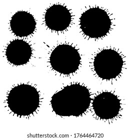 Schwarze Farbflecken. Tropfen einzeln auf weißem Hintergrund. Set für farbige Splash-Texturen. Vektorgrafik.