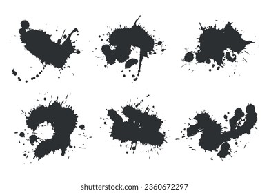 Patatas y gotas de tinta negra. Manchas negras de pintura sobre un fondo blanco. 