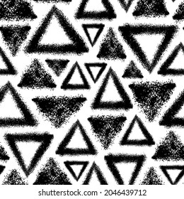 Triángulos de tinta negra aislados en fondo blanco. Patrón geométrico monocromo sin soldadura. Dibujo gráfico plano vectorial simple a mano. Textura.