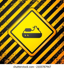 Icono de la moto de Black Jet aislado en el fondo amarillo. Motocicleta de agua. Deporte extremo. Signo de advertencia. Vector