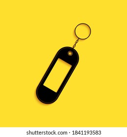 Icono de la cadena de la llave negra aislado en fondo amarillo. Cadena de teclas rectangular en blanco con anillo y cadena para llave. Estilo de sombra larga. Vector.