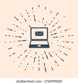 Portátil negro con sobre y correo electrónico abierto en el icono de pantalla aislado en el fondo beige. Marketing por correo electrónico, conceptos de publicidad en Internet. Resumen de puntos aleatorios de círculo. Ilustración vectorial