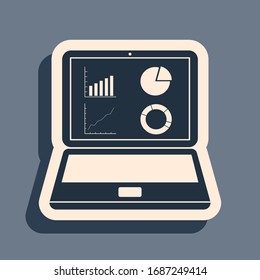Portátil negro con icono de gráfico de gráfico aislado en fondo gris. Icono de archivo de texto de informe. Signo contable. Auditoría, análisis, planificación. Estilo de sombra largo. Ilustración vectorial