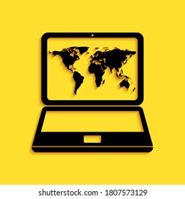 Portátil negro con mapa del mundo en el icono de pantalla aislado en el fondo amarillo. Símbolo mundial de geografía. Estilo de sombra larga. Vector.
