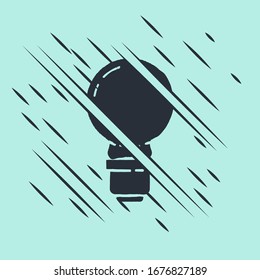 Lámpara de luz negra con el concepto de icono de idea aislado sobre fondo verde. Símbolo de energía e ideas. Concepto de inspiración. El estilo de Glitch.  Ilustración vectorial
