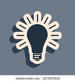 Bombilla negra con icono de brillo de rayos aislado en fondo gris. Símbolo de energía e ideas. Lámpara eléctrica. Estilo de sombra largo.  Ilustración vectorial
