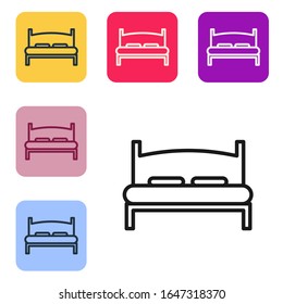 Línea negra Gran cama para dos o una persona icono aislado en fondo blanco. Establecer iconos en botones cuadrados de color.  Ilustración vectorial