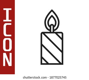 Línea negra Ardiente vela en icono de candelabro aislado en fondo blanco. Palo cilíndrico de velas con llama ardiente.  Vector