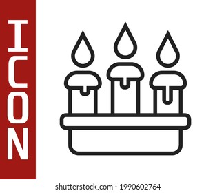Línea negra Ardiente vela en icono de candelabro aislado en fondo blanco. Palo cilíndrico de velas con llama ardiente.  Vector