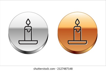 Línea negra Ardiente vela en icono de candelabro aislado en fondo blanco. Palo cilíndrico de velas con llama ardiente. Botón de círculo dorado plateado. Vector