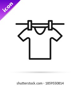 Icono de ropa de secado de línea negra aislado en fondo blanco. Camiseta limpia. Lávese la ropa en una cuerda con espinas de tela. Cuidado de la ropa y limpieza.  Vector