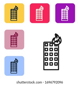 Black Line Feuer in brennendem Gebäude auf der Stadtstraße Symbol einzeln auf weißem Hintergrund. Die Symbole werden in den Tasten für das Farbquadrat eingestellt. Vektorillustration-Illustration