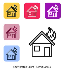 Línea negra Incendio en el icono de la casa quemada aislado en fondo blanco. Establecer iconos en botones cuadrados de color. Ilustración vectorial