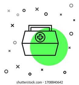 Icono del kit de primeros auxilios de línea negra aislado en fondo blanco. Caja médica con cruz. Equipo médico de emergencia. Concepto de salud. Ilustración vectorial