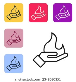 Mano de línea negra sosteniendo un icono de fuego aislado en fondo blanco. Establezca iconos en los botones cuadrados de color. Vector