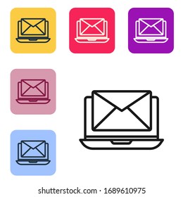 Portátil de línea negra con sobre y correo electrónico abierto en el icono de pantalla aislado en fondo blanco. Marketing por correo electrónico, conceptos de publicidad en Internet. Establecer iconos en botones cuadrados de color. Ilustración vectorial